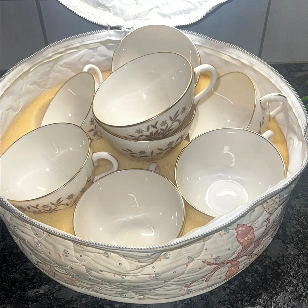 Set of 8 Lenox Elegant Gold and Cream Teacup Set. Starlight. In padded container